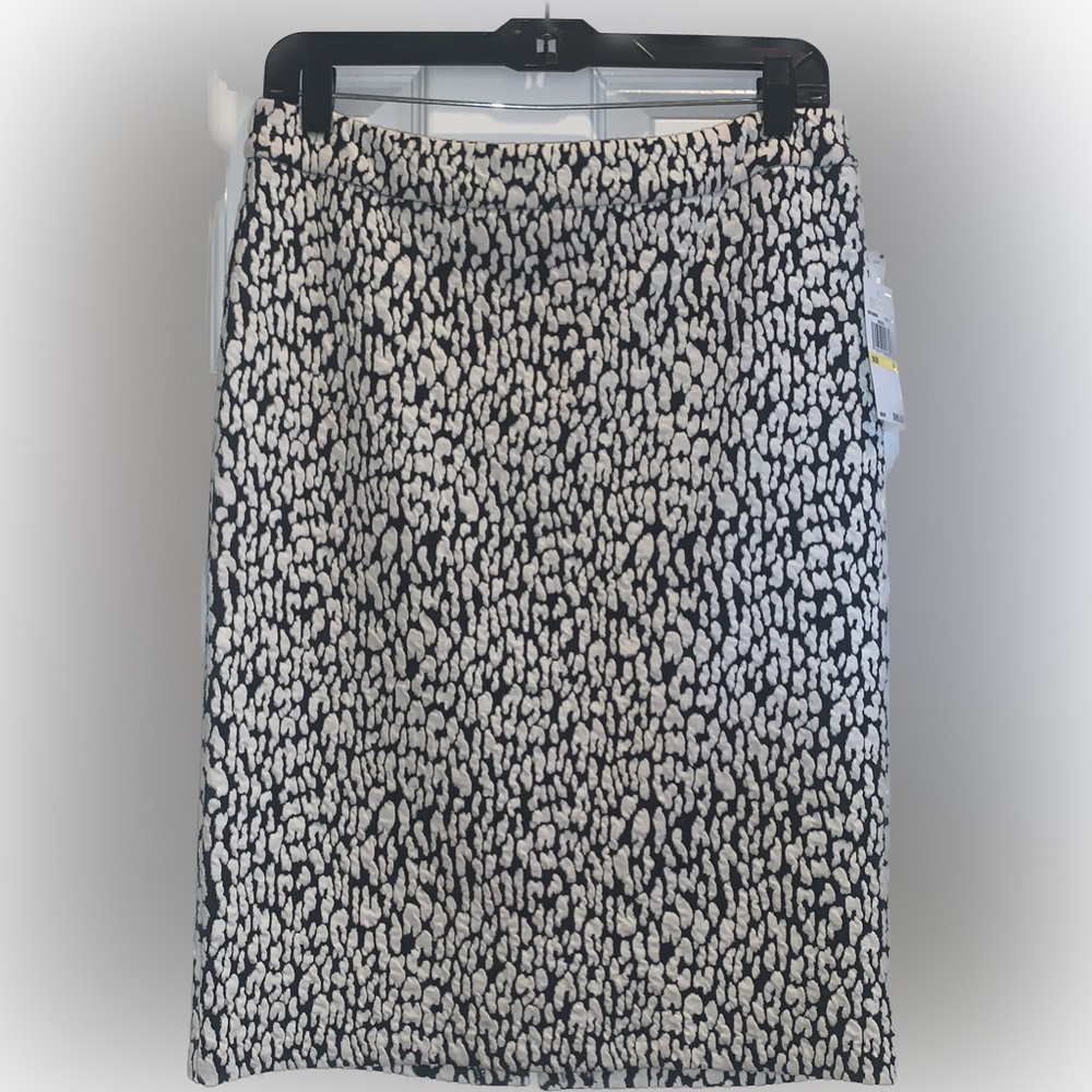 Michael Kors
Black & white skirt
Size Medium 
Beautiful gold zipper in the rear
